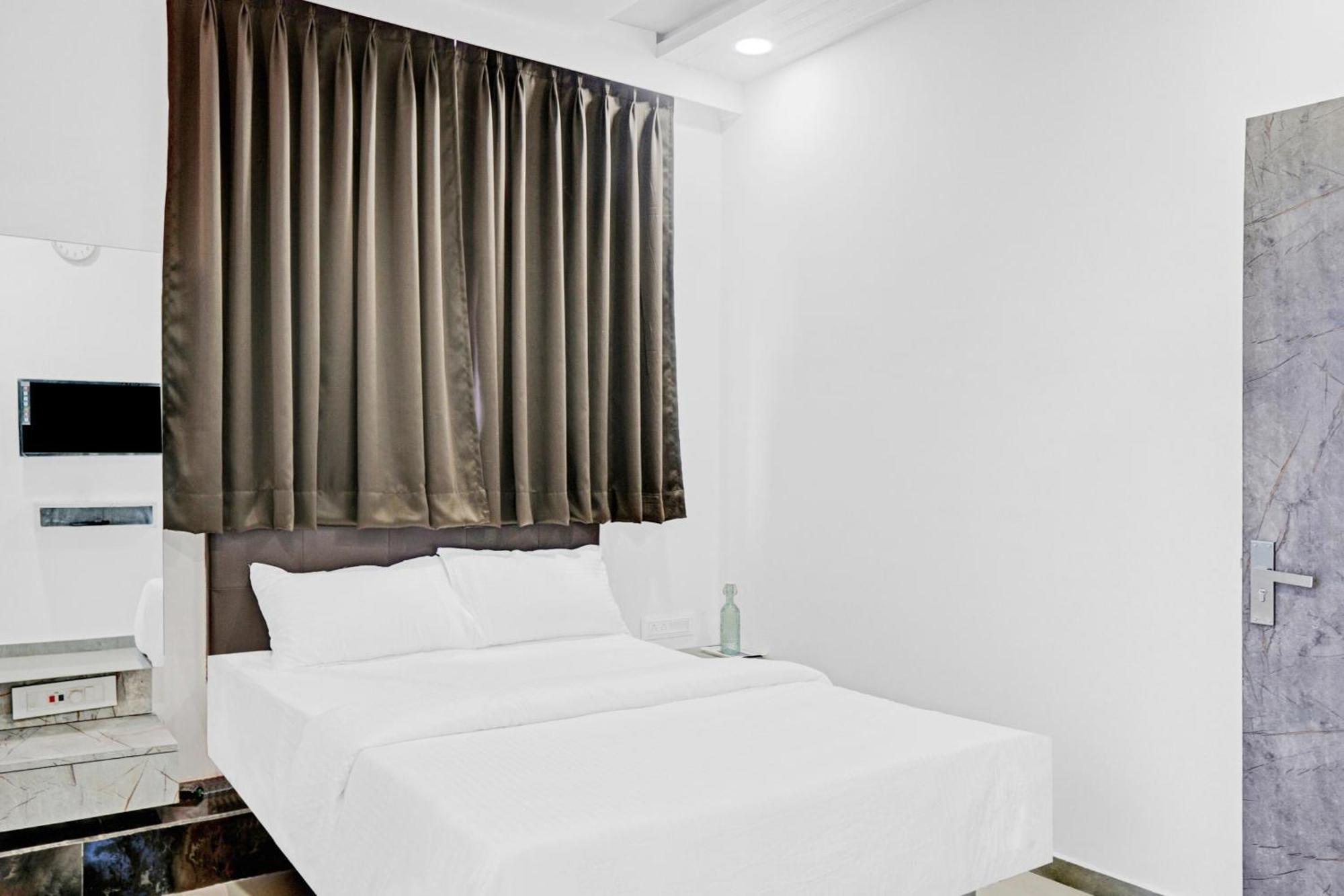 Collection O Sigma Inn Surat Buitenkant foto