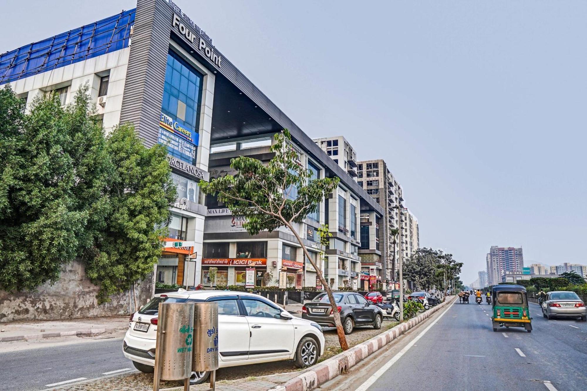Collection O Sigma Inn Surat Buitenkant foto